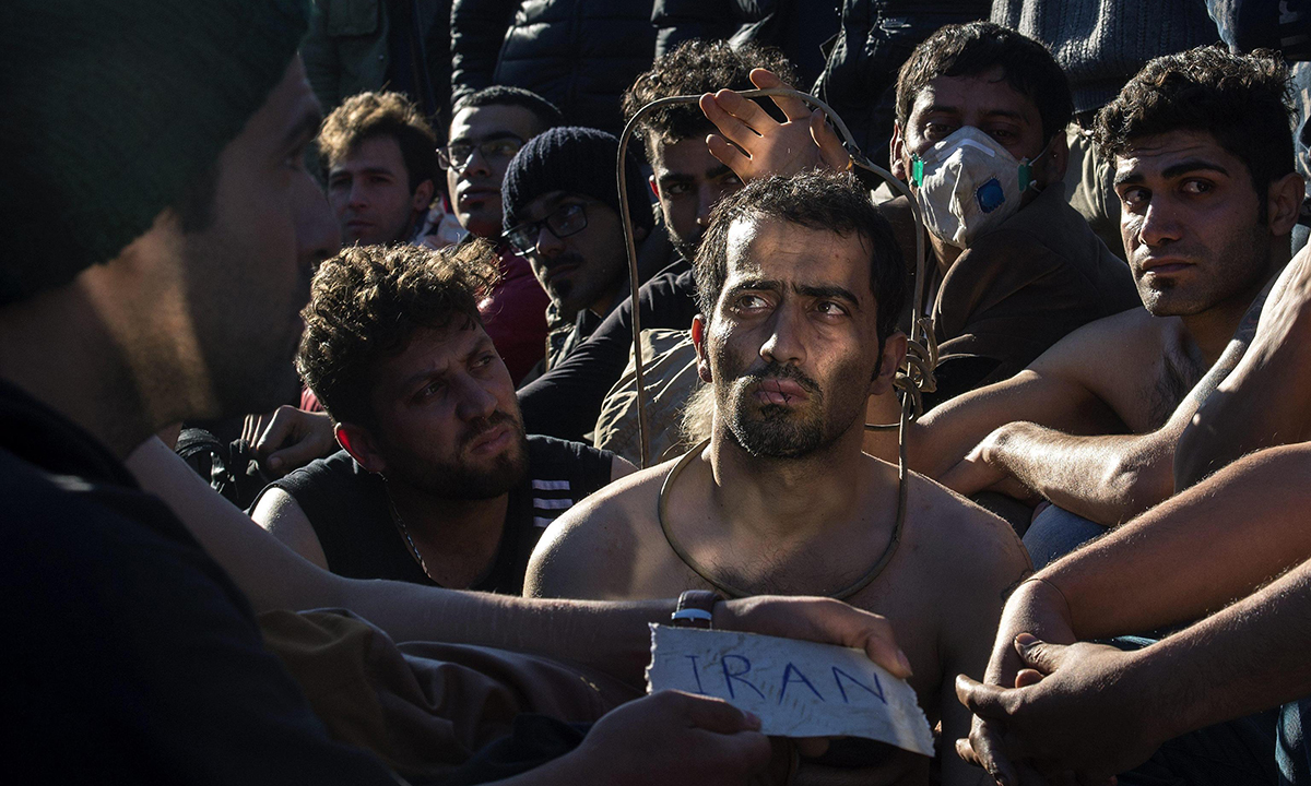 Perde la moglie e sette figli nel Mar Egeo: “Migrare non vale il rischio” Perde la moglie e sette figli nel Mar Egeo: “Migrare non vale il rischio”