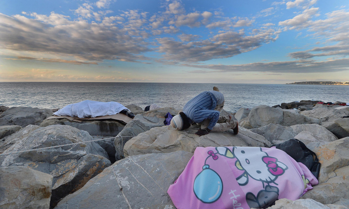 Perde la moglie e sette figli nel Mar Egeo: “Migrare non vale il rischio” Perde la moglie e sette figli nel Mar Egeo: “Migrare non vale il rischio”