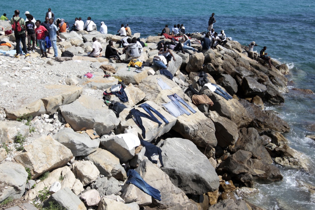 Perde la moglie e sette figli nel Mar Egeo: “Migrare non vale il rischio” Perde la moglie e sette figli nel Mar Egeo: “Migrare non vale il rischio”