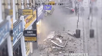 Londra: tetto crolla in strada. Un ferito