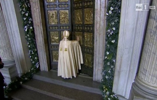 Ascolti 8/12: Papa al 45% di share, poi testa a testa tra le fiction Ascolti 8/12: Papa al 45% di share, poi testa a testa tra le fiction