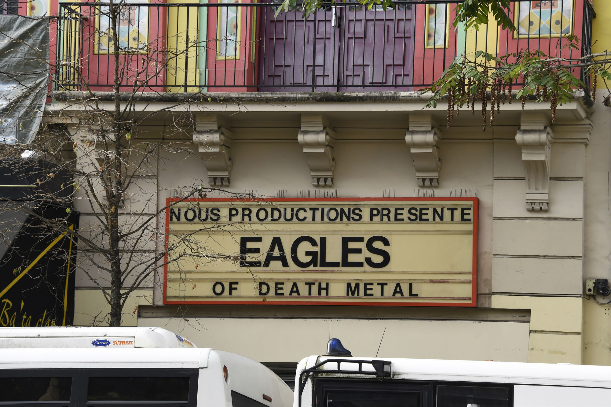 Gli Eagles of Death Metal in lacrime davanti al Bataclan Gli Eagles of Death Metal in lacrime davanti al Bataclan