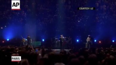Il duetto U2 ed Eagles of Death Metal a Parigi