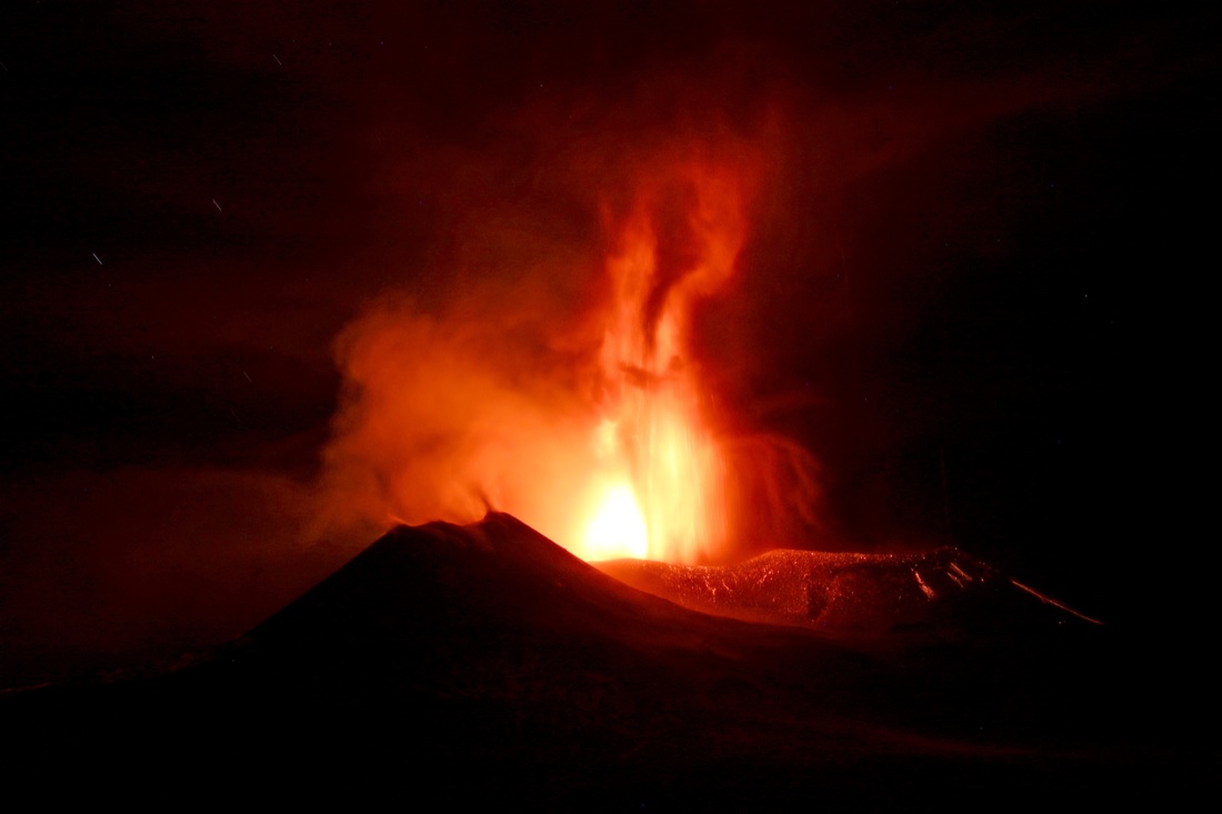 Etna in eruzione: riapre l’aeroporto di Catania, ma è ancora emergenza