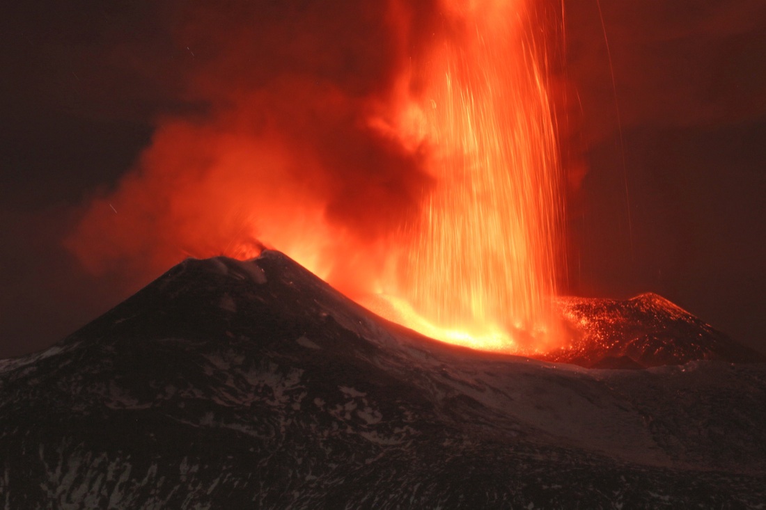 Etna in eruzione: riapre l’aeroporto di Catania, ma è ancora emergenza