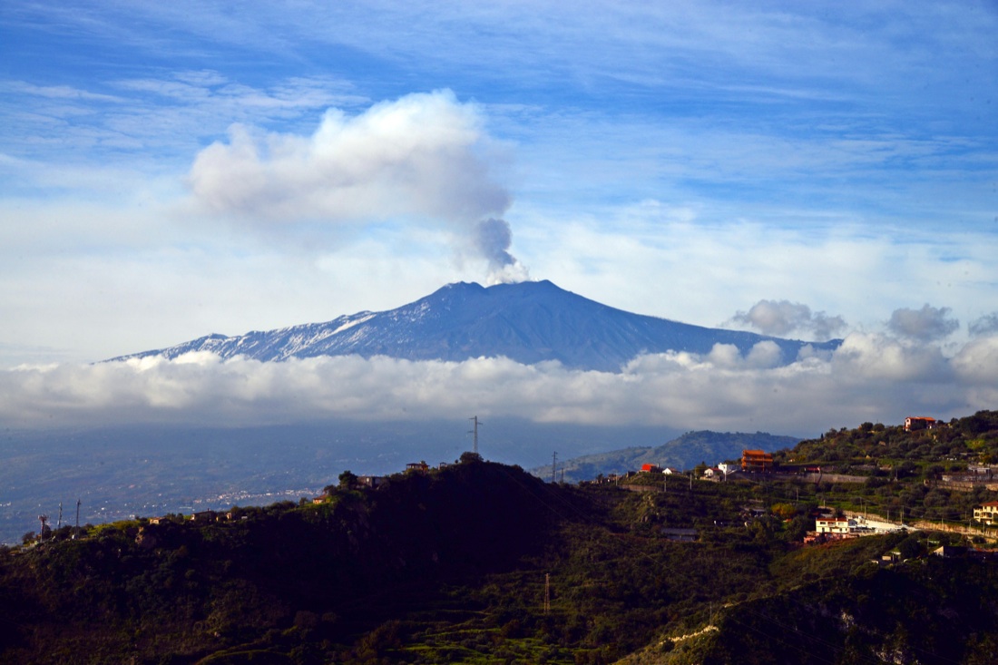 Etna in eruzione: riapre l’aeroporto di Catania, ma è ancora emergenza