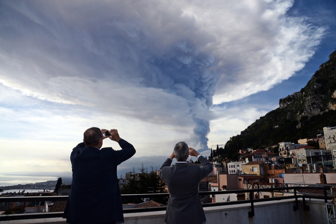 Etna in eruzione: riapre l’aeroporto di Catania, ma è ancora emergenza