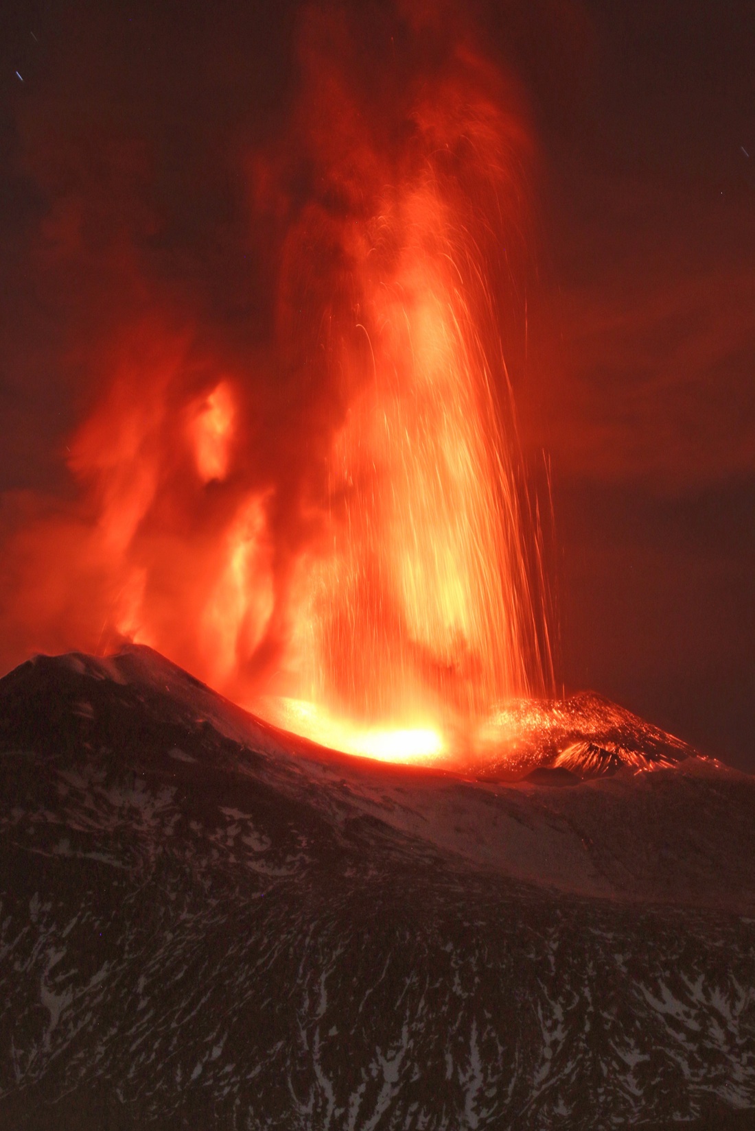 Etna in eruzione: riapre l’aeroporto di Catania, ma è ancora emergenza