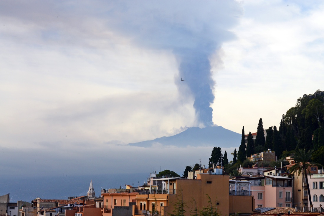 Etna in eruzione: riapre l’aeroporto di Catania, ma è ancora emergenza