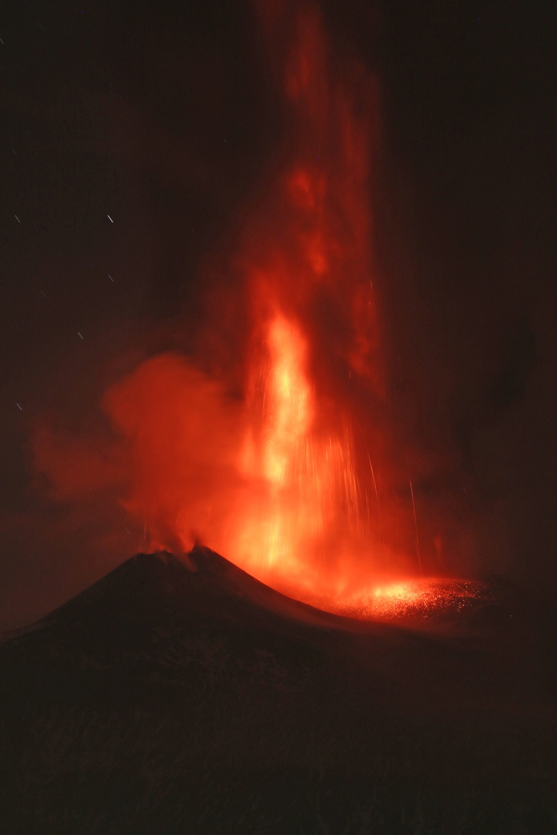 Etna in eruzione: riapre l’aeroporto di Catania, ma è ancora emergenza