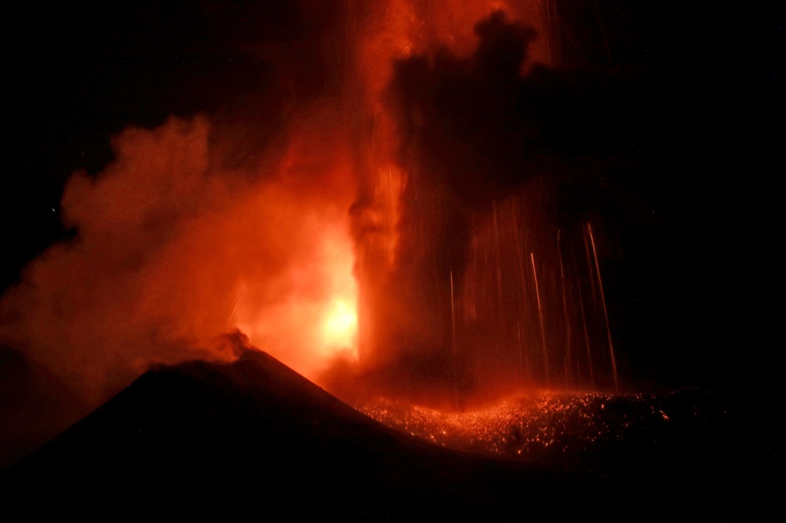 Etna in eruzione: riapre l’aeroporto di Catania, ma è ancora emergenza