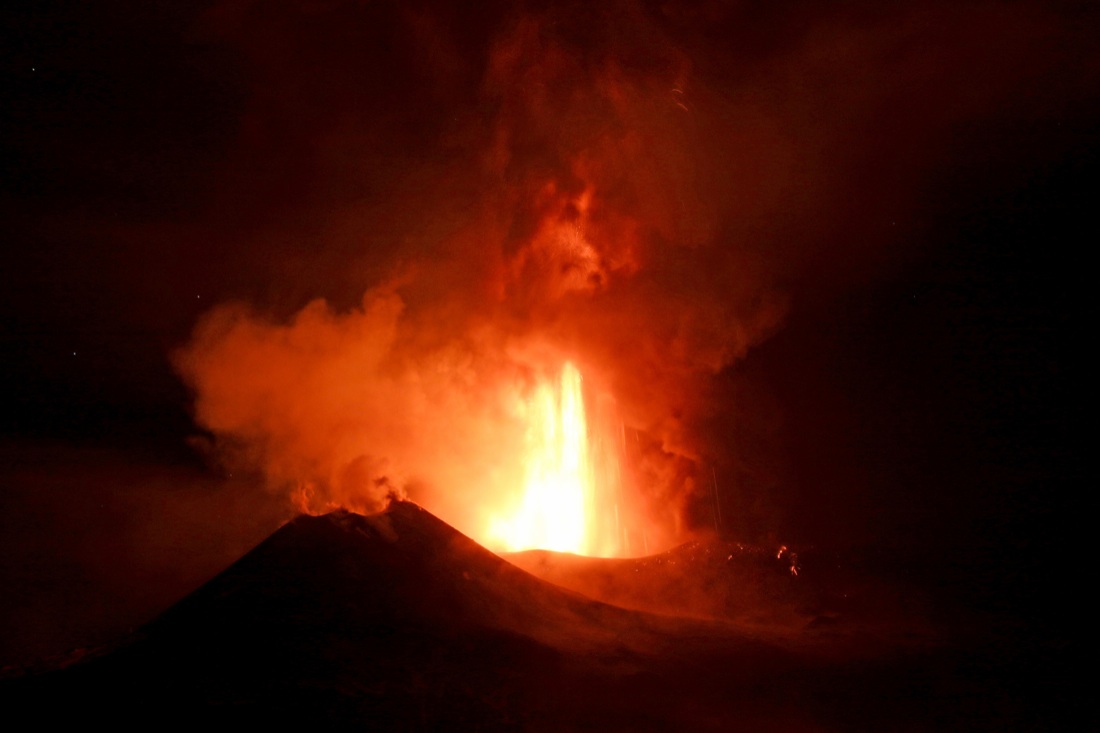 Etna in eruzione: riapre l’aeroporto di Catania, ma è ancora emergenza