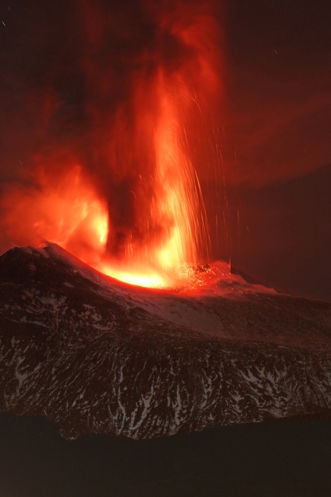 Etna in eruzione: riapre l’aeroporto di Catania, ma è ancora emergenza