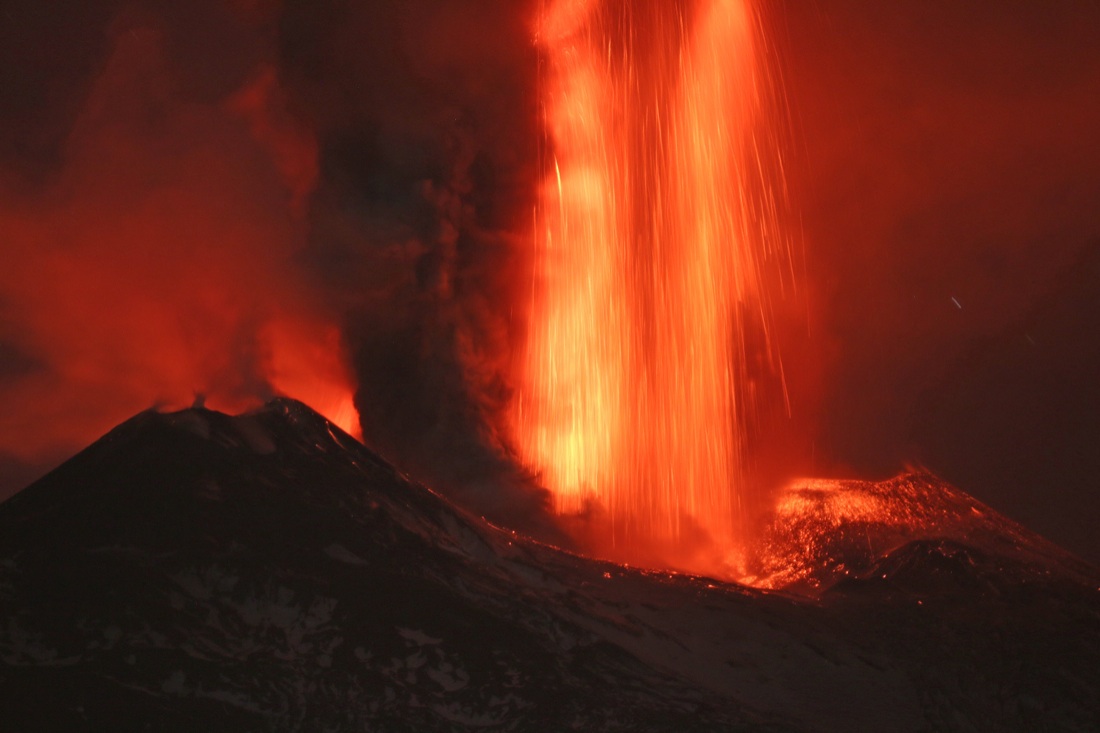 Etna in eruzione: riapre l’aeroporto di Catania, ma è ancora emergenza
