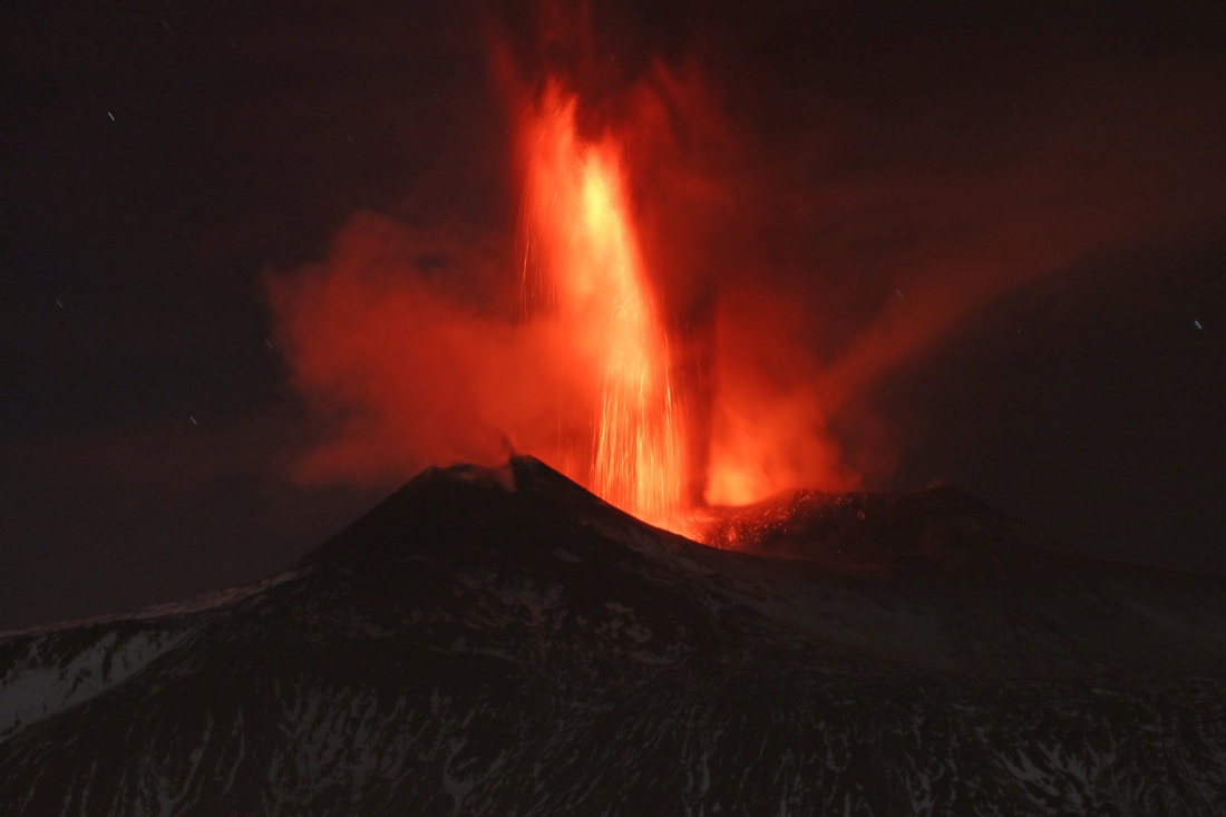 Etna in eruzione: riapre l’aeroporto di Catania, ma è ancora emergenza