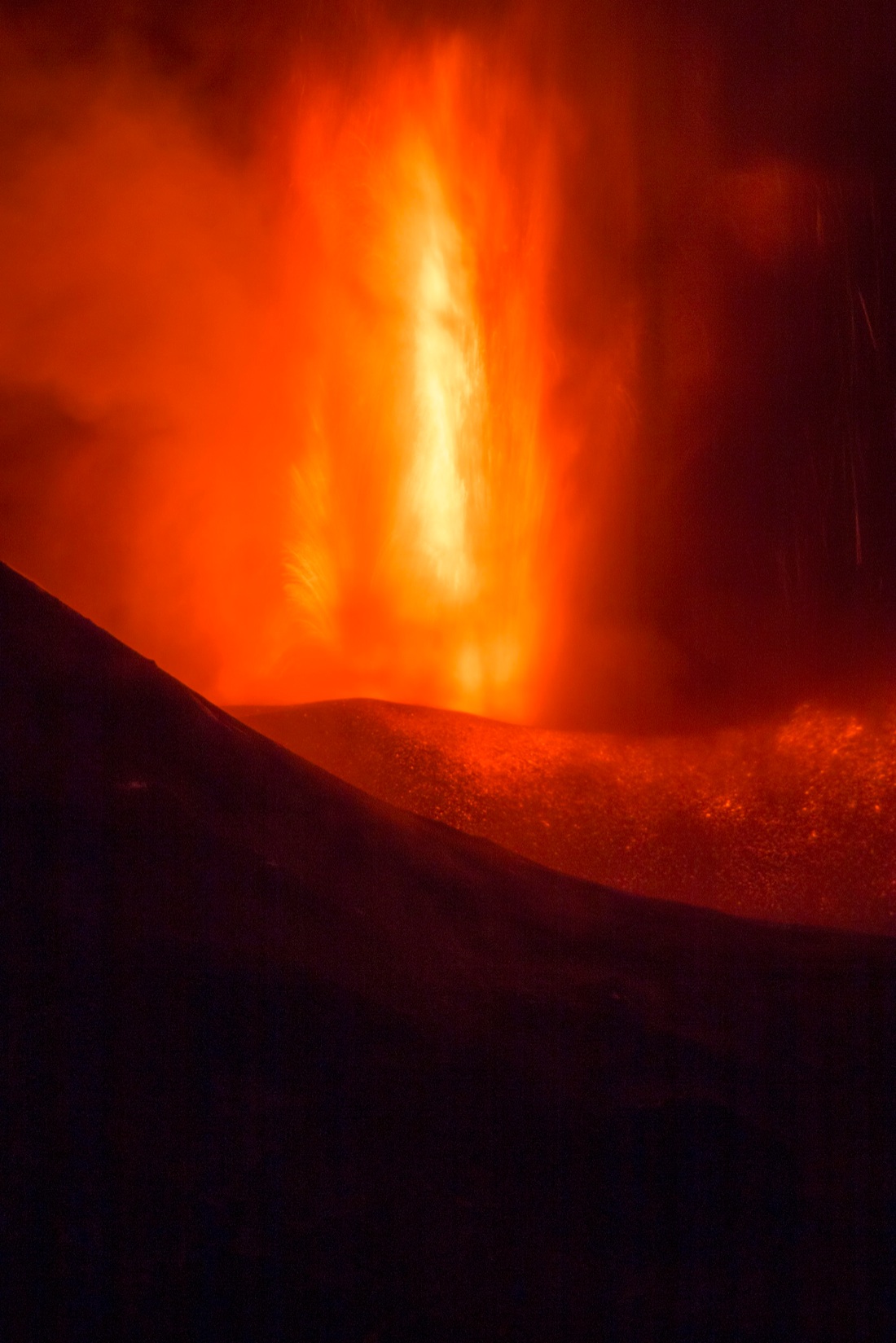 Etna in eruzione: riapre l’aeroporto di Catania, ma è ancora emergenza