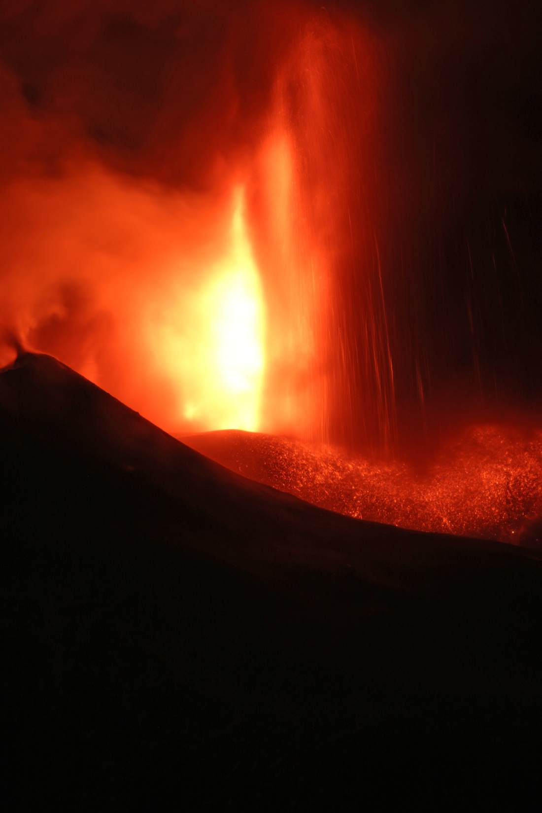 Etna in eruzione: riapre l’aeroporto di Catania, ma è ancora emergenza
