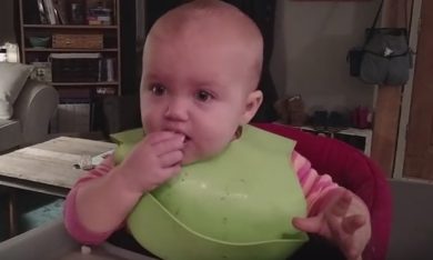 Bimba assaggia un limone per la prima volta