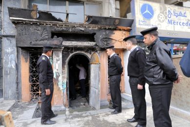 Cairo, bomba contro un locale, 16 morti – Foto e video