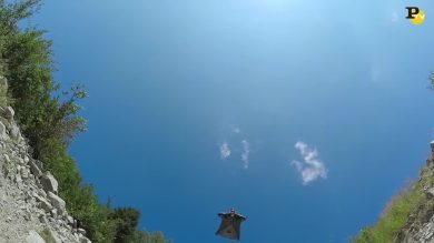 Lo spettacolare volo con la tuta alare