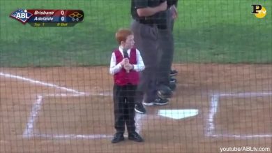 Bambino canta l’inno con il singhiozzo