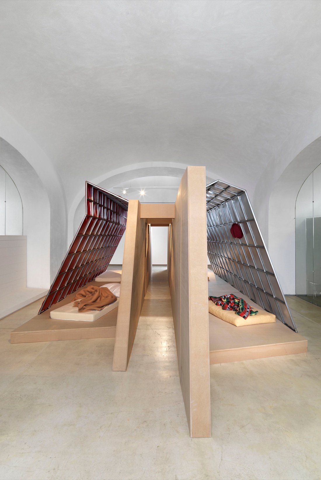 Plastic Village: Il limite imperfetto tra architettura e design