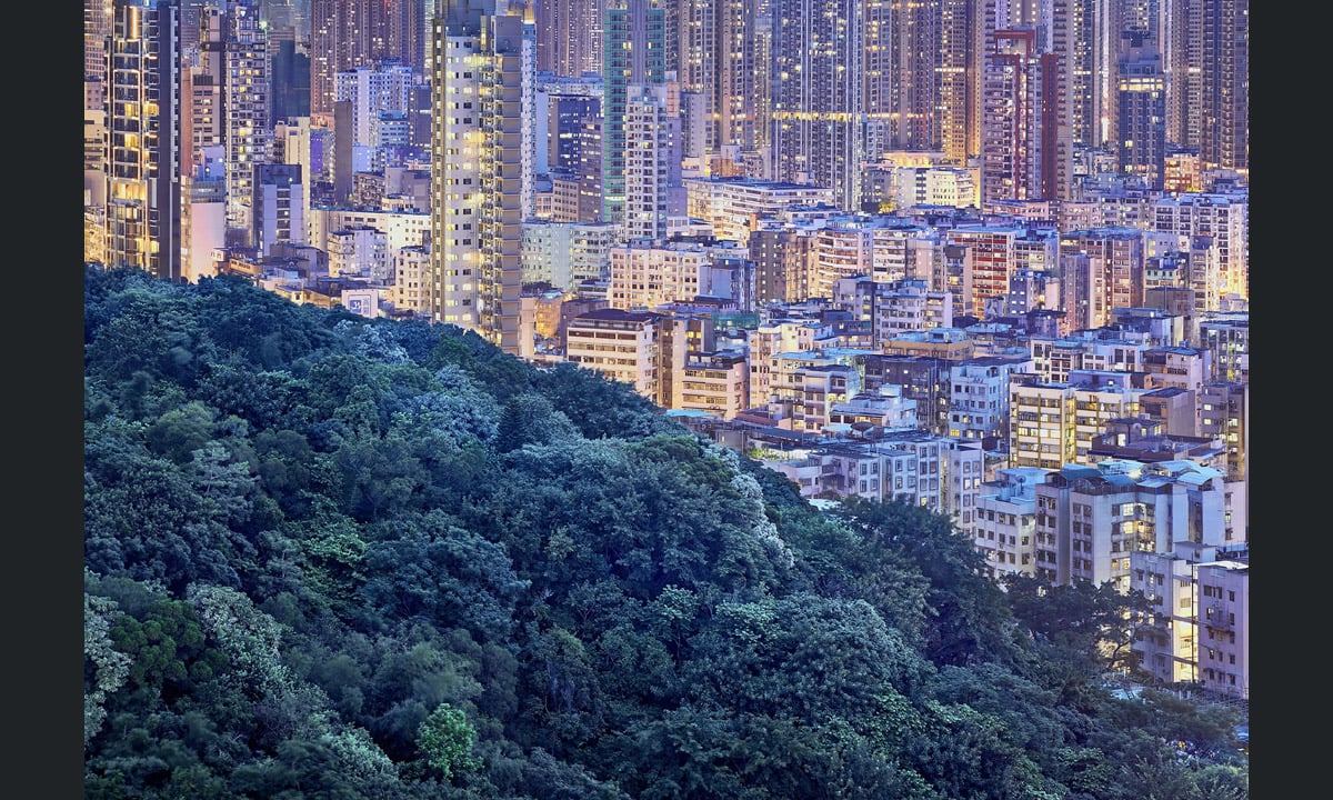 Hong Kong, la città verticale dipinta di blu
