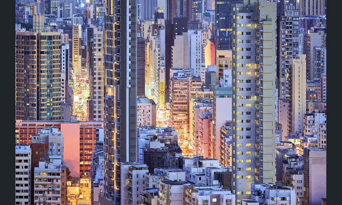 Hong Kong, la città verticale dipinta di blu