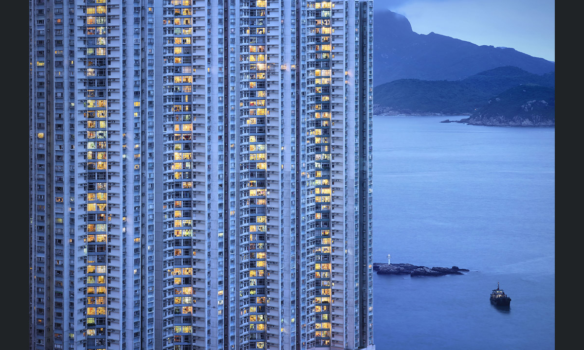 Hong Kong, la città verticale dipinta di blu