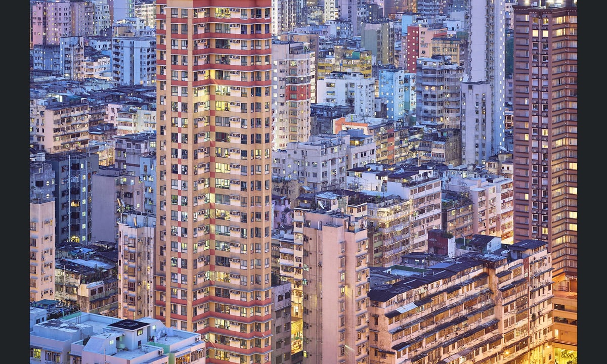 Hong Kong, la città verticale dipinta di blu