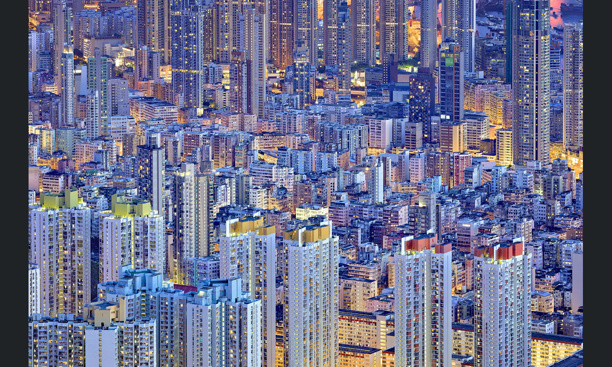 Hong Kong, la città verticale dipinta di blu