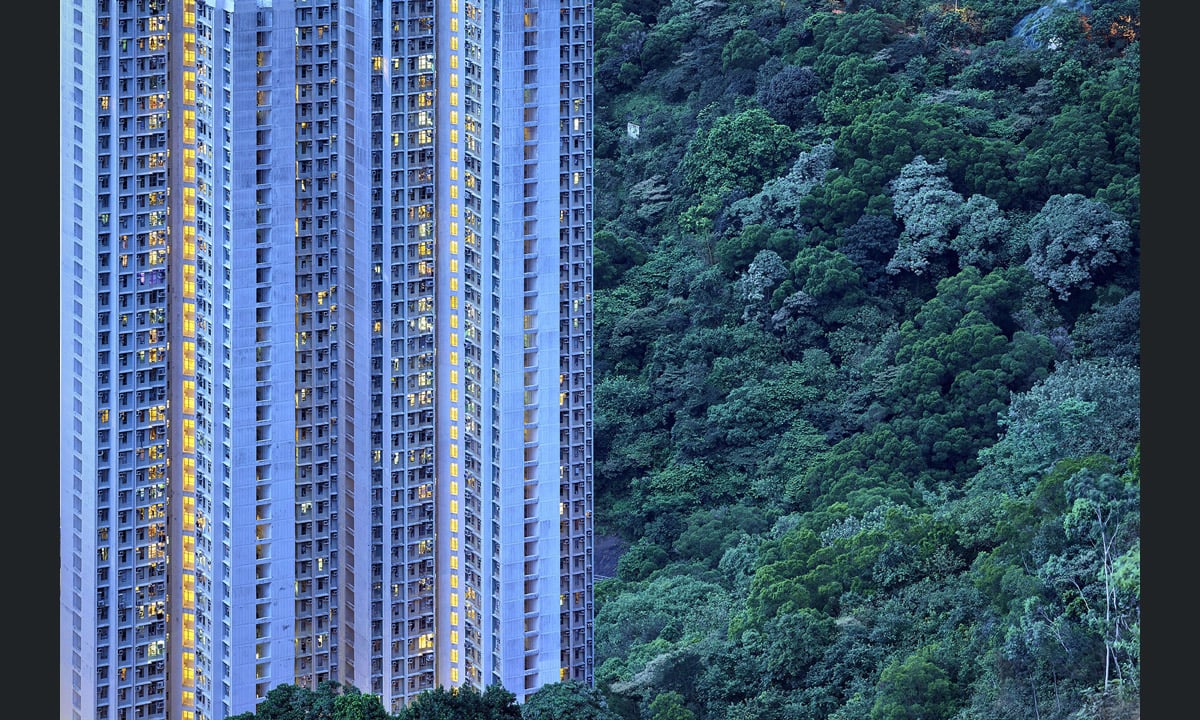 Hong Kong, la città verticale dipinta di blu