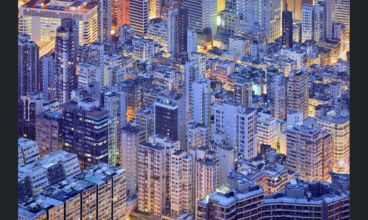 Hong Kong, la città verticale dipinta di blu
