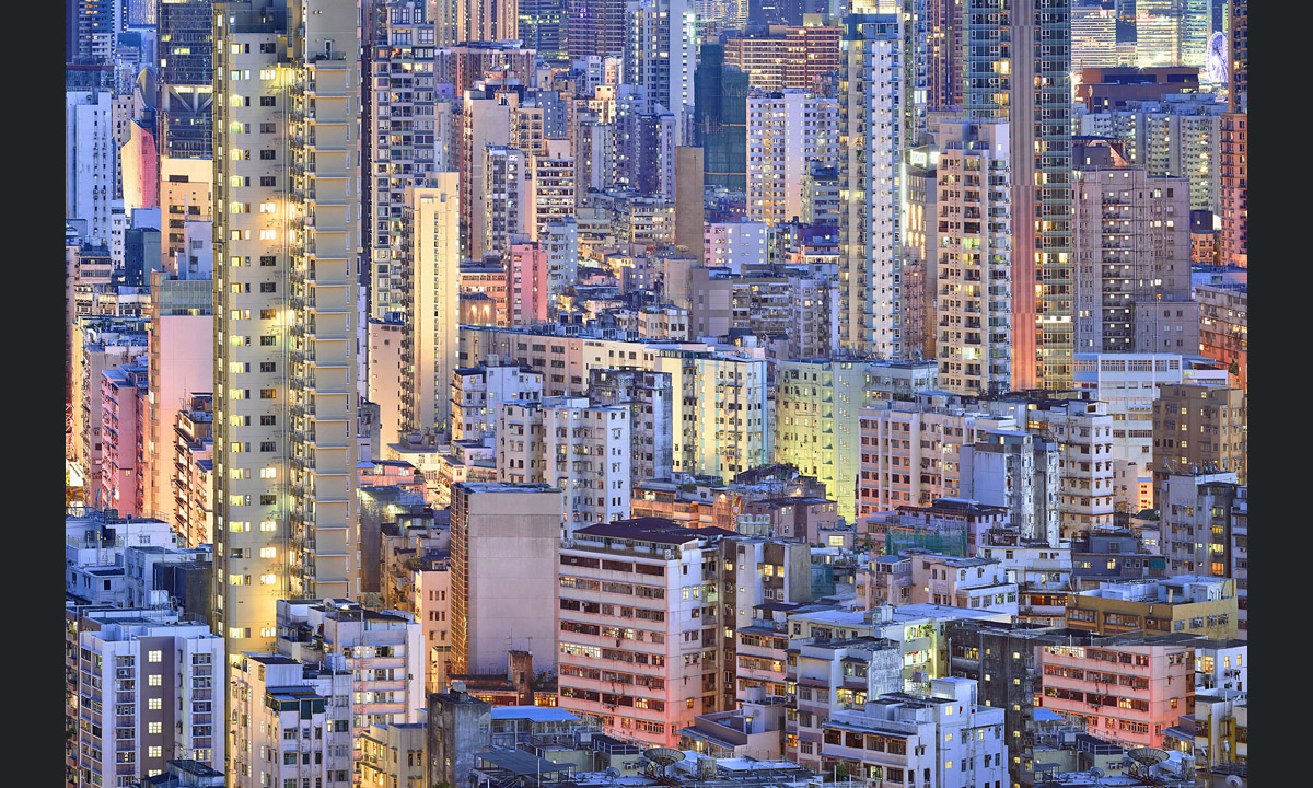 Hong Kong, la città verticale dipinta di blu