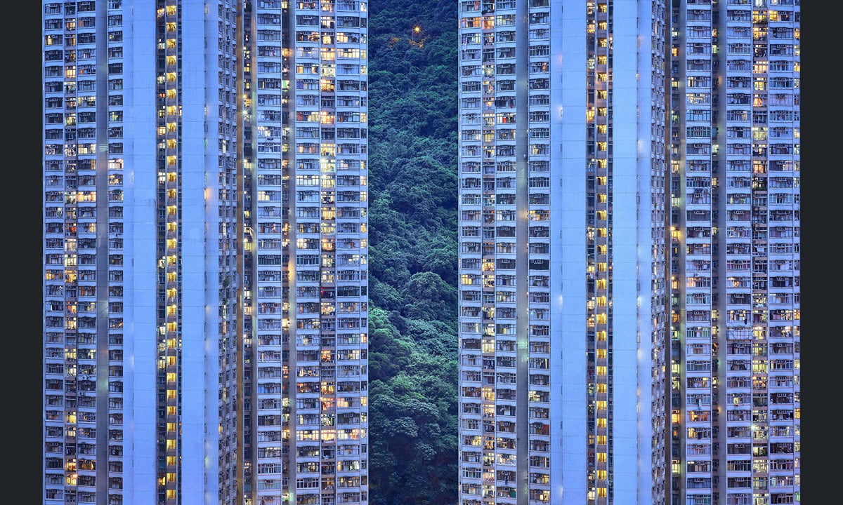 Hong Kong, la città verticale dipinta di blu