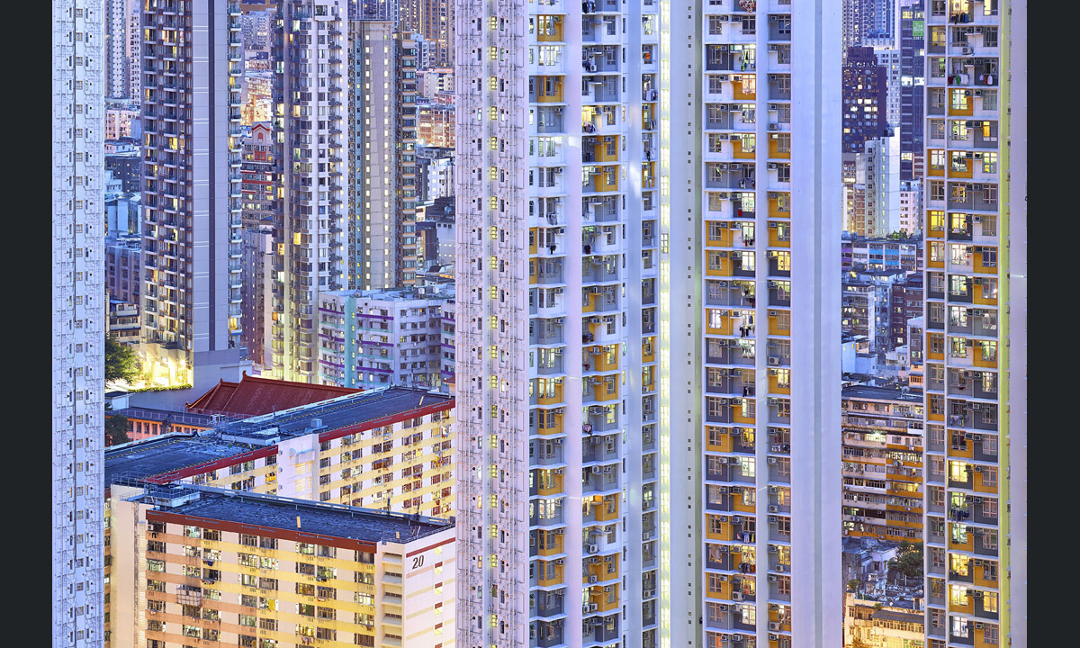 Hong Kong, la città verticale dipinta di blu