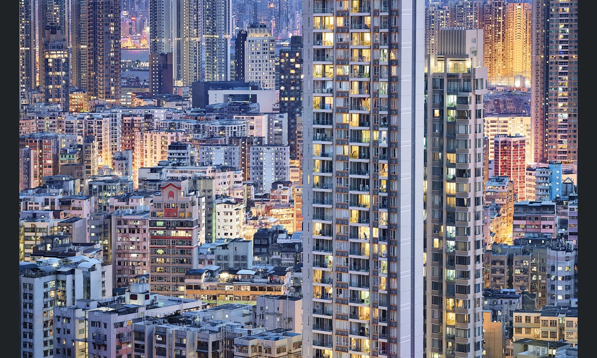 Hong Kong, la città verticale dipinta di blu