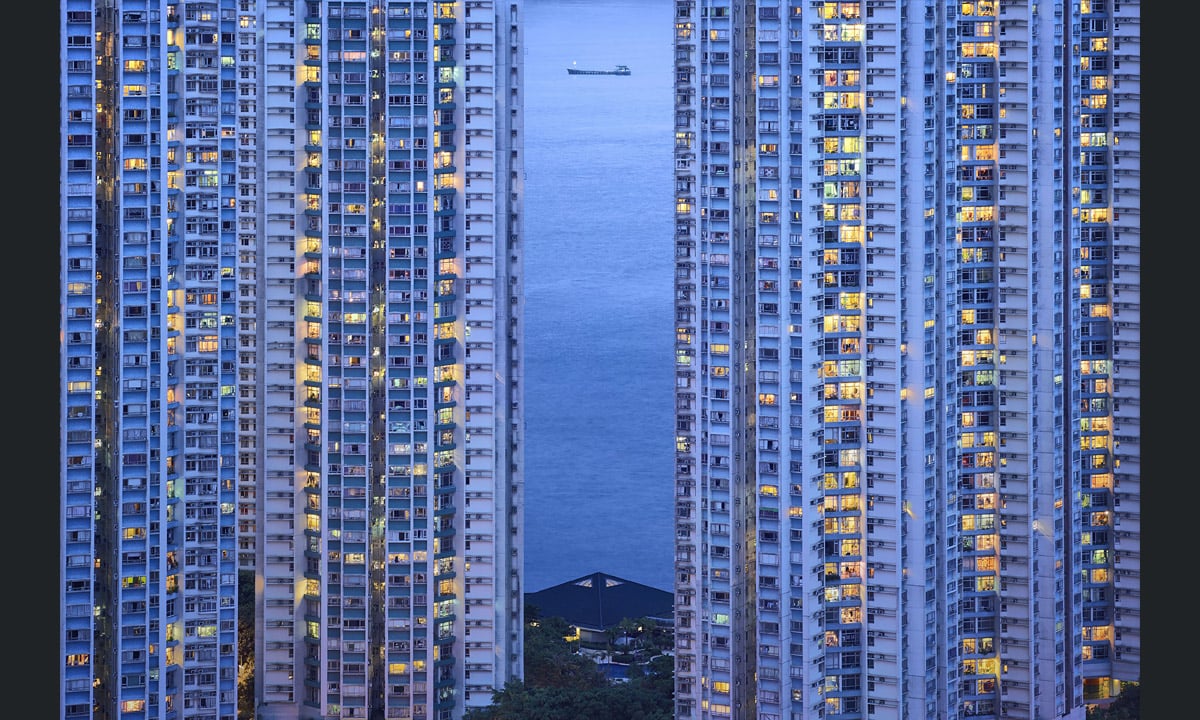 Hong Kong, la città verticale dipinta di blu