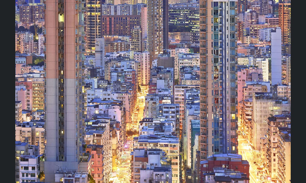 Hong Kong, la città verticale dipinta di blu