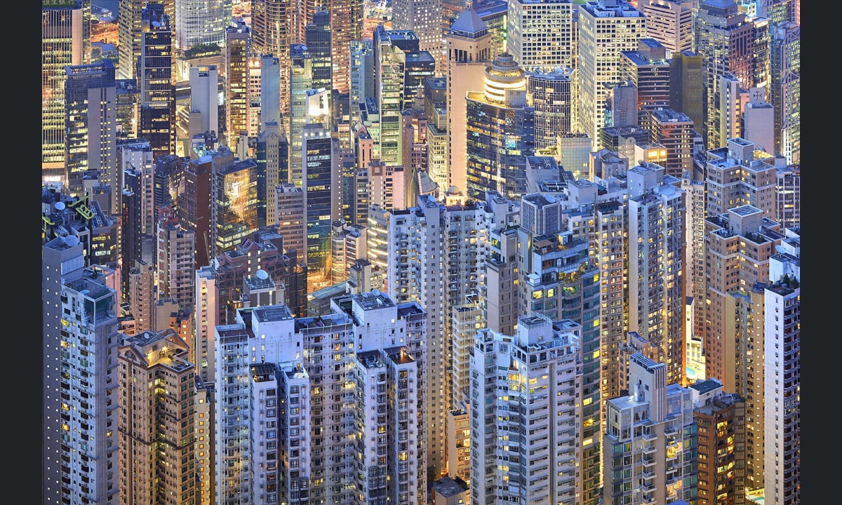 Hong Kong, la città verticale dipinta di blu