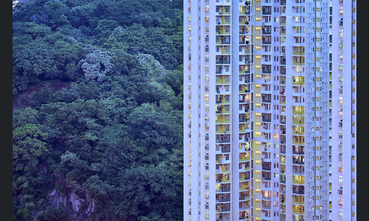Hong Kong, la città verticale dipinta di blu