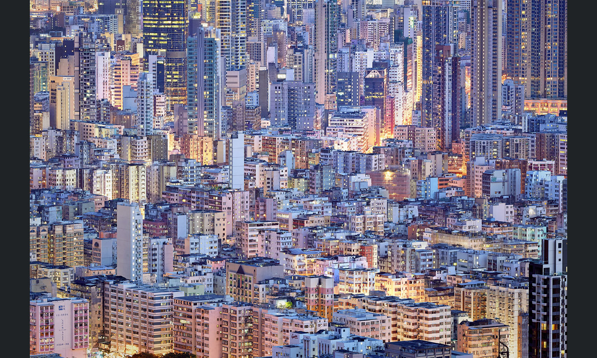 Hong Kong, la città verticale dipinta di blu