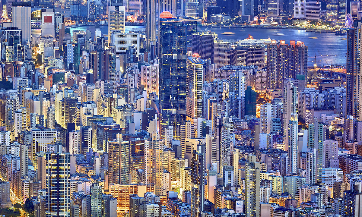 Hong Kong, la città verticale dipinta di blu