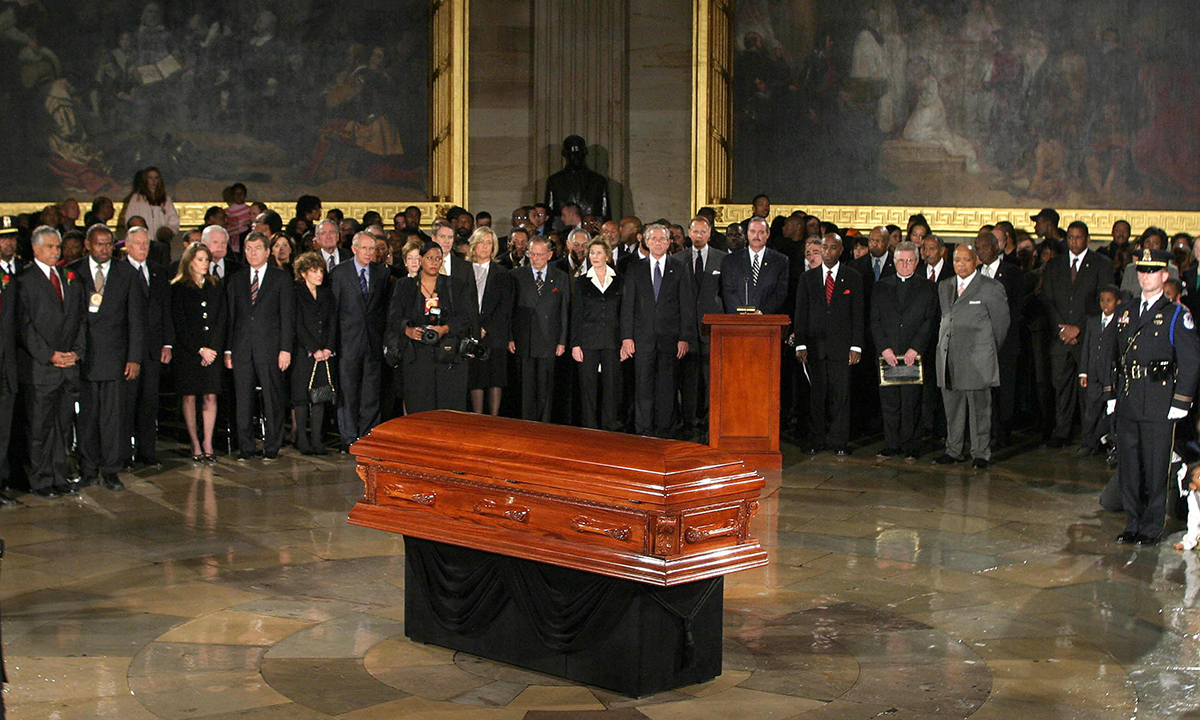 Rosa Parks, 60 anni fa il suo “no” sfidò il razzismo Rosa Parks, 60 anni fa il suo “no” sfidò il razzismo