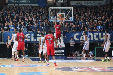Basket: Milano sempre capolista dopo il derby, Cremona da record