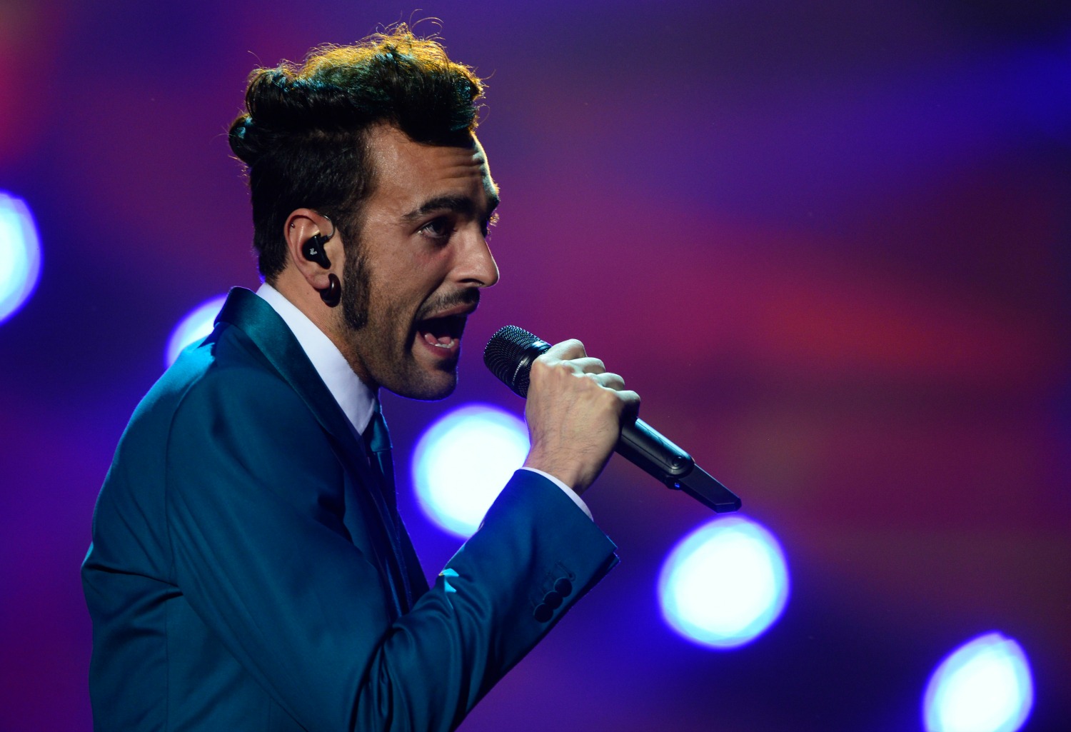 Marco Mengoni, il video di “Parole in circolo” – 5 cose da sapere Marco Mengoni, il video di “Parole in circolo” – 5 cose da sapere