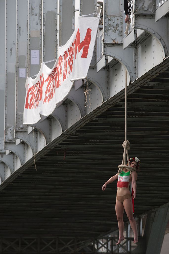 Rohani a Parigi: la Femen finge l’impiccagione – Foto