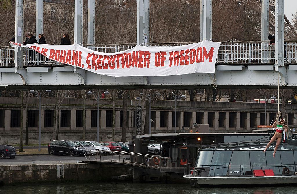 Rohani a Parigi: la Femen finge l’impiccagione – Foto