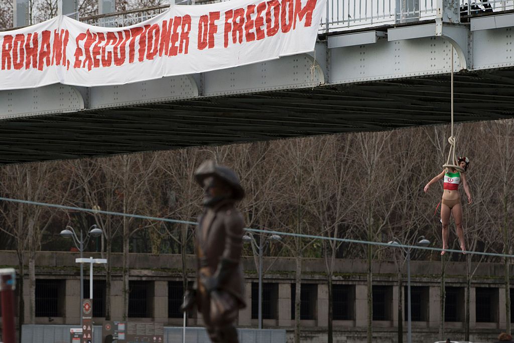 Rohani a Parigi: la Femen finge l’impiccagione – Foto