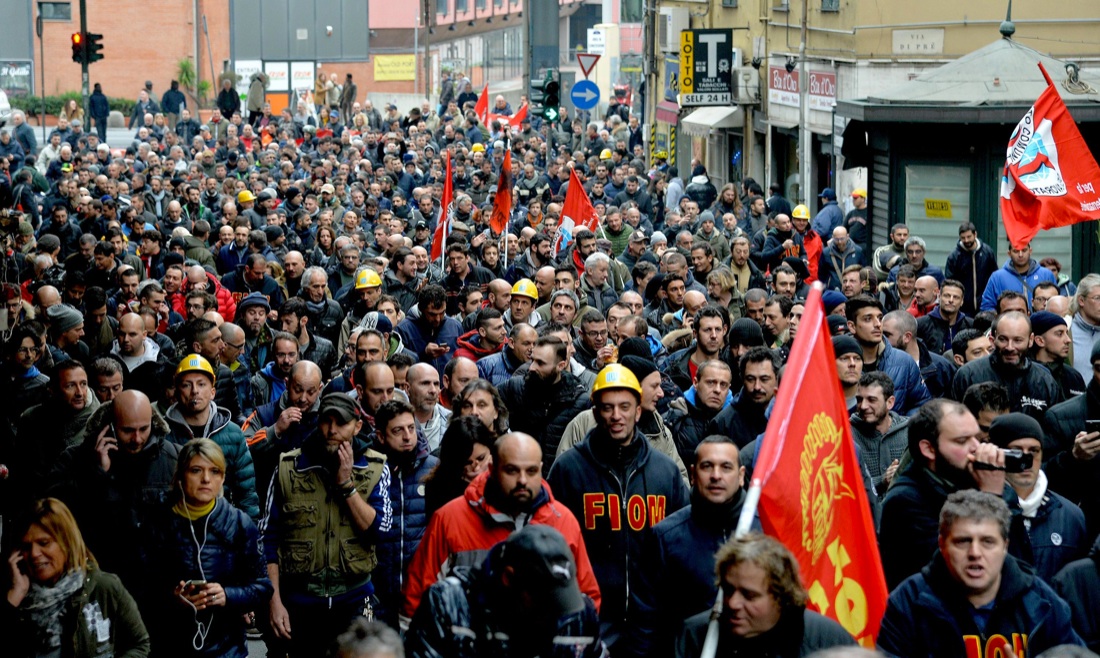 La poliziotta senza casco e gli operai: storia (importante) di una stretta di mano